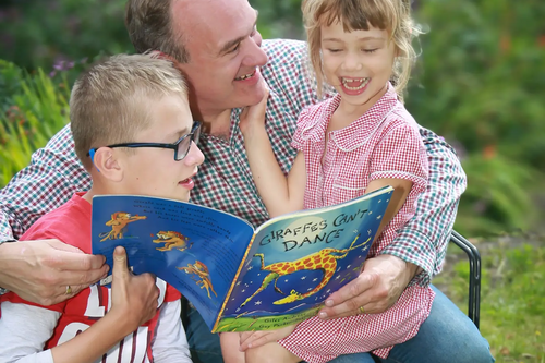 Ed Davey reading to children