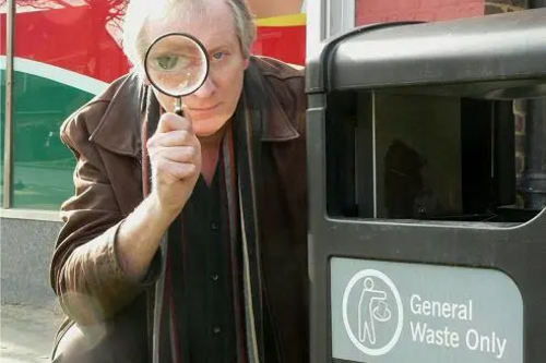 Cllr Ken Howard investigates missing bins in Inkerman Way